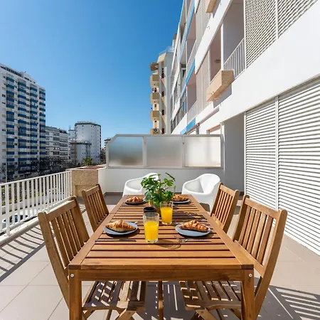 Sea View Apartment *